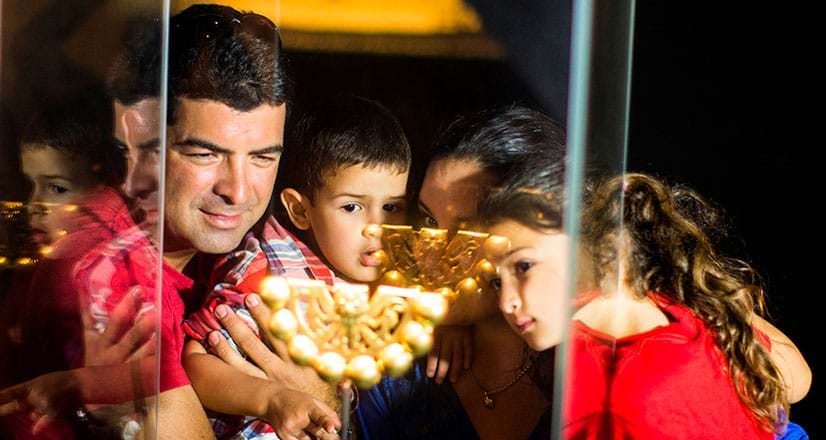 Family observing the royal jewels in the Royal Tombs Museum